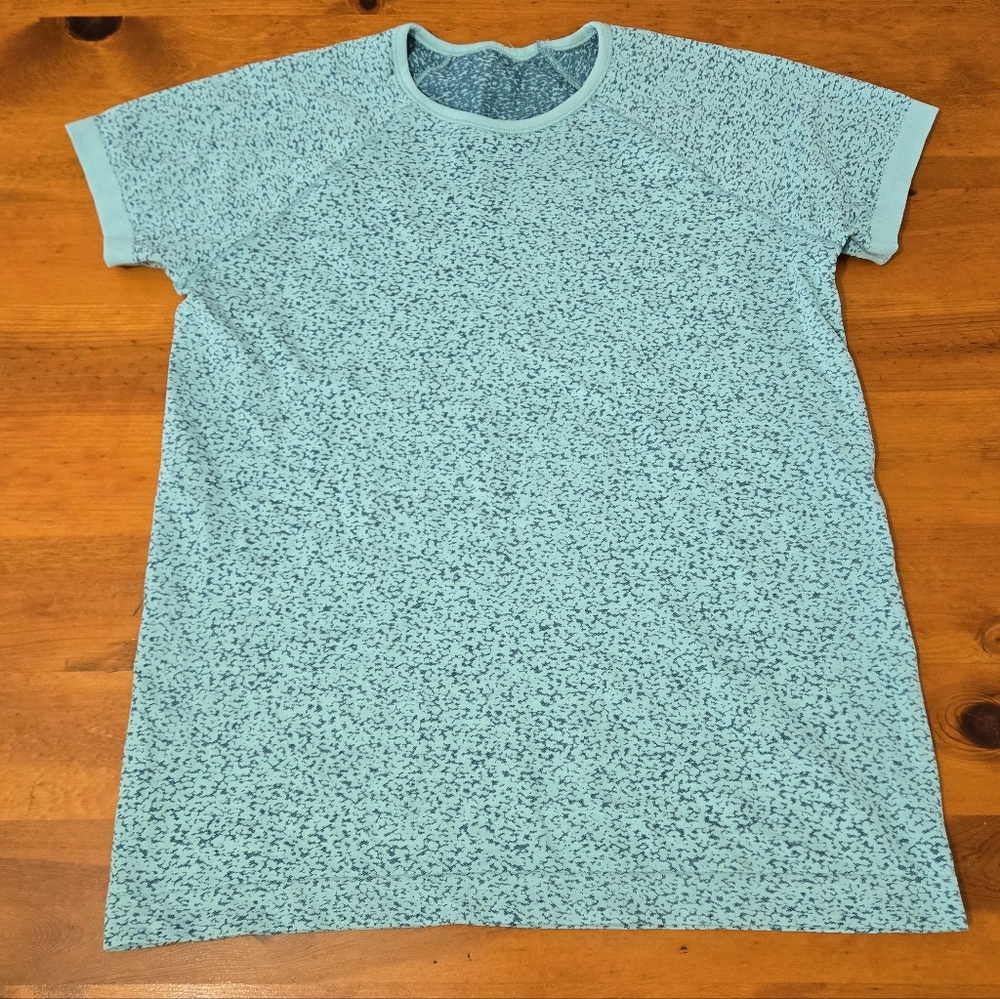 ATHLETA Momentum Allure Seamless Blue Leopard Short Sleeve Tee Size Medium